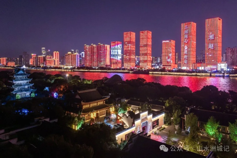 长沙一江两岸亮起主题灯光秀，为“湘超”加油。长沙晚报全媒体记者 郭雨滴 摄