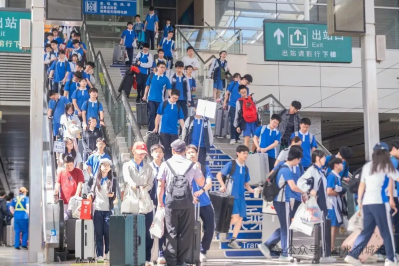 暑运期间，长沙南站累计发送学生旅客44.8万人次，增幅达47.8%。