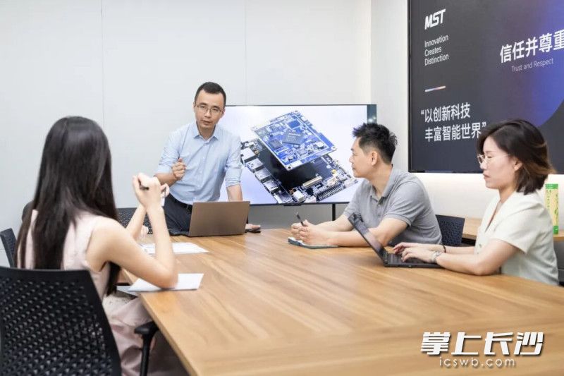 从需求确认到样品交付，仅用20天。随后，40000片工业显示屏订单落定，总额突破千万元人民币。
