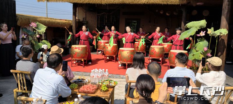 威风鼓表演《风生水起》《策马奔腾》。均为长沙晚报全媒体记者肖舞摄 威风鼓表演《风生水起》《策马奔腾》。均为长沙晚报全媒体记者肖舞摄