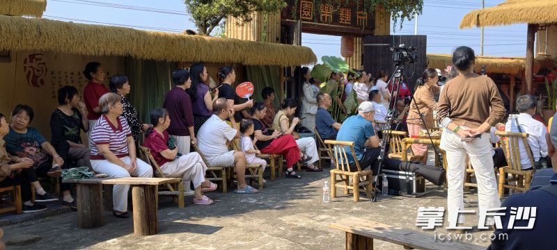 酷热天气下村民仍坚然观赏。 酷热天气下村民仍坚然观赏。