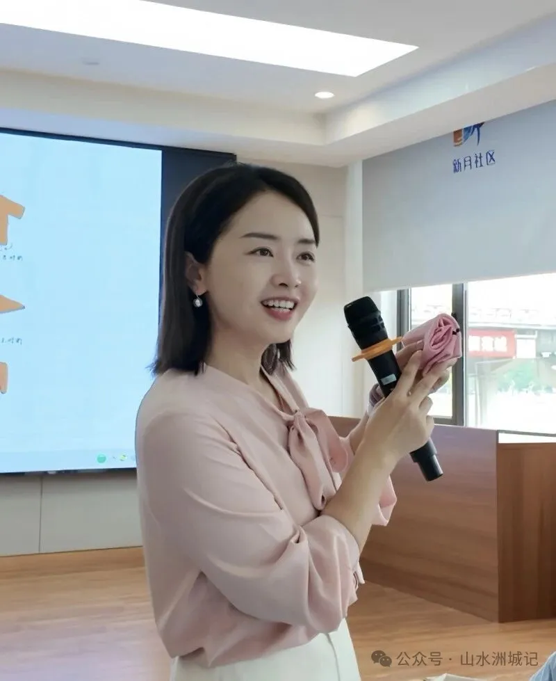饶雅静到社区给居民培训。受访者供图