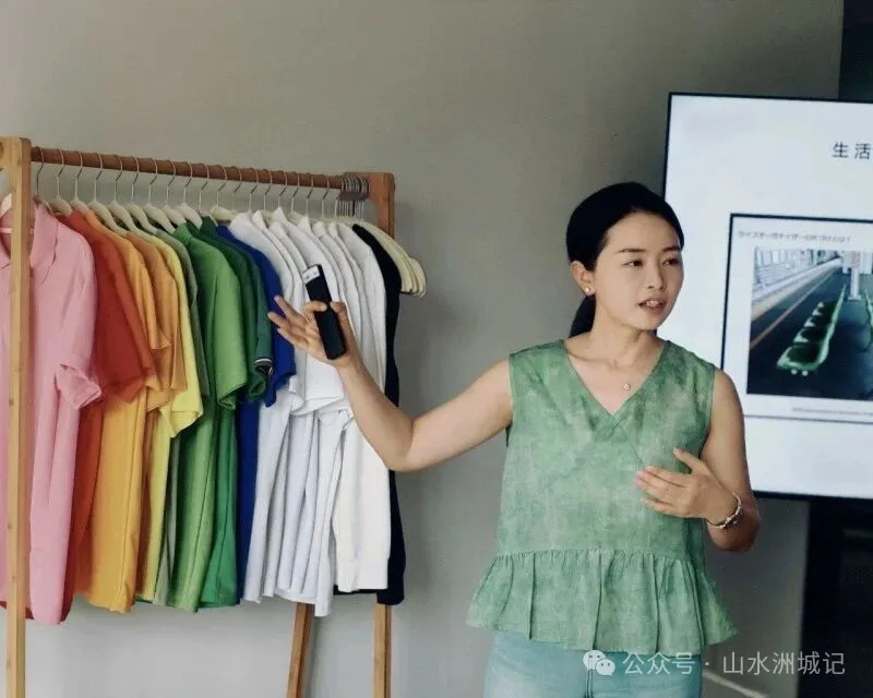 饶雅静在给学员培训。受访者供图
