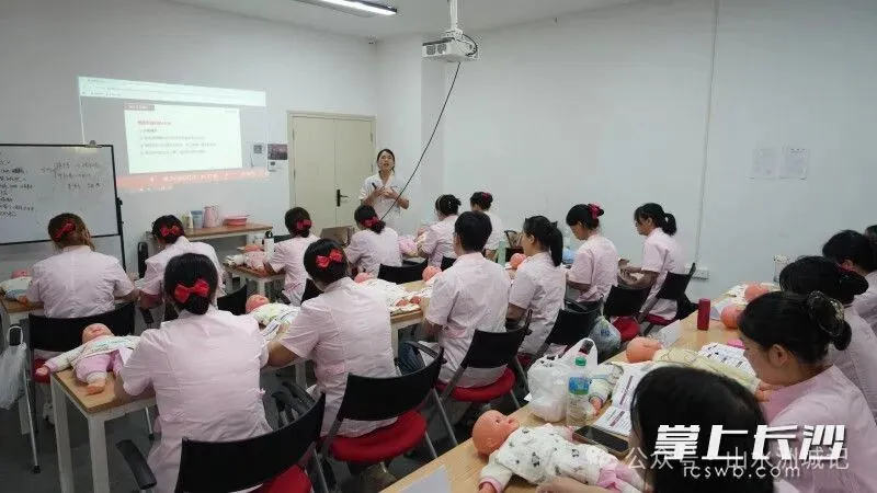 随着家政服务的需求越来越大，职业技能晋升的正向激励越来越多，劳动者的职业自豪感、成就感越来越高。邓迪 摄