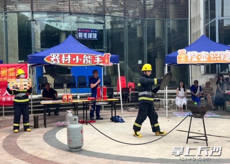 近日，岳麓区学士街道联合岳麓区军晨应急救援服务中心，在辖区33个居民小区开展家庭消防实景实训。通讯员 巢苗 供图