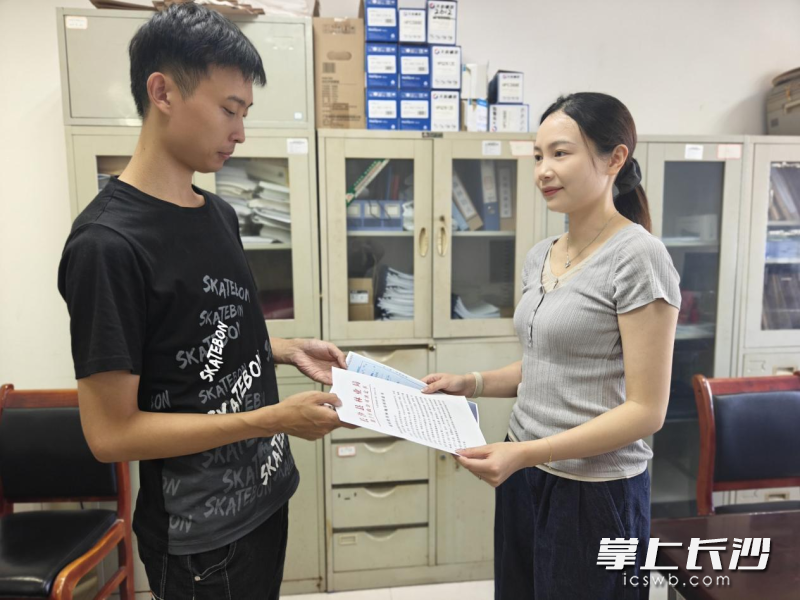 湖南某输电线路项目负责人拿到了新获批的《临时使用林地审核同意书》。 星沙时报记者 彭娴 摄