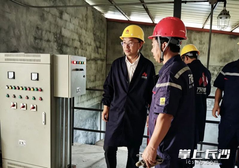 工作人员走访企业。