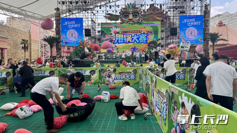 充满趣味的解压游戏在园区国际广场上演。 均为长沙晚报全媒体记者 佘倩文 摄