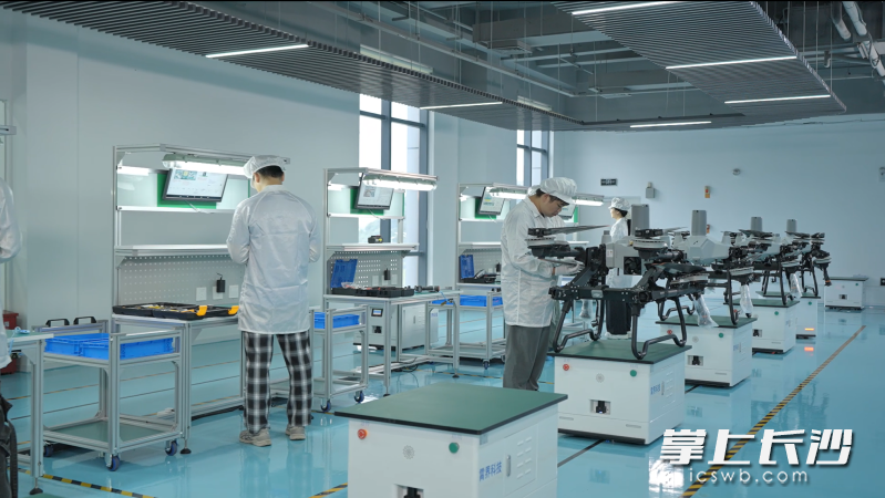 空中快滴平台从一键下单到飞手调度、服务执行到质量验收实现完整闭环，依托平台服务还拓展了无人机零部件设计、生产及组装产线。空中快滴 供图