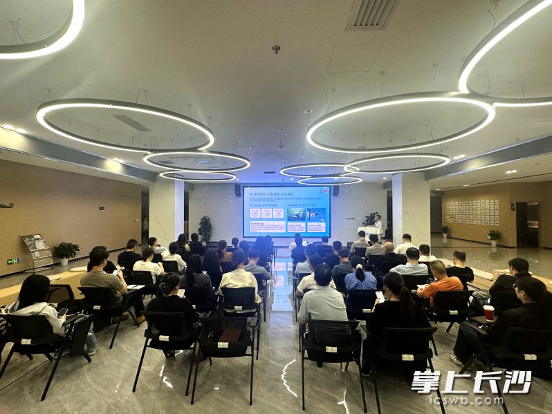 9月4日，第五期“青年麓谷说”开讲，邀请空中快滴创始人文宏成、中电金骏总经理刘赛深度拆解低空经济发展趋势和机遇。湘江早报全媒体记者 黄荣佳 摄
