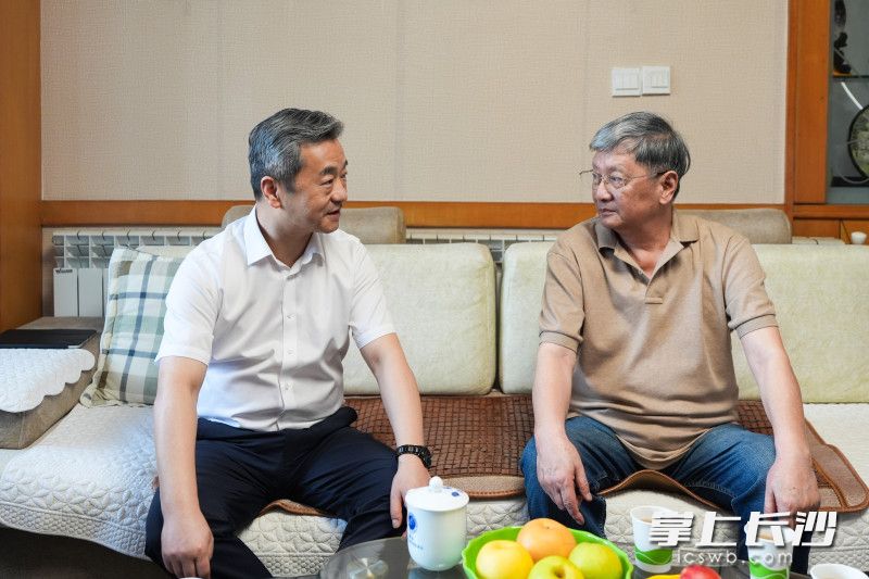 9月9日，副省长、市委书记陈竞走访慰问长郡中学退休教师胡立。