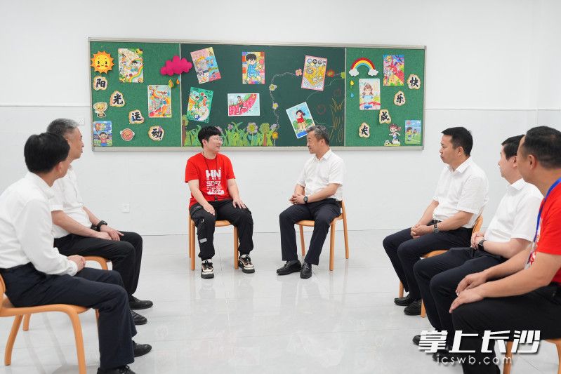 陈竞走访慰问湖南师大附中双语南大桥小学教师杨帆。