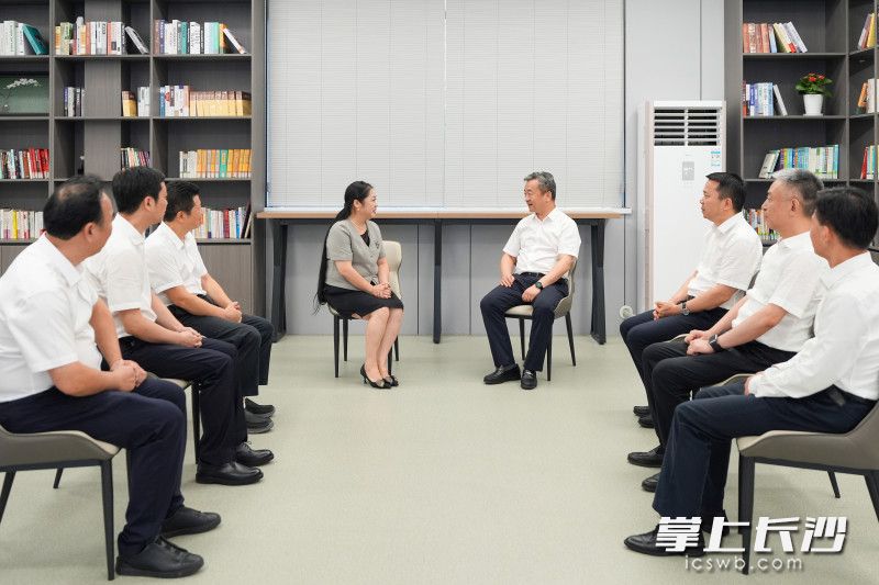陈竞走访慰问长沙外国语学校优秀教师余利。 均为长沙晚报全媒体记者 郭雨滴 摄
