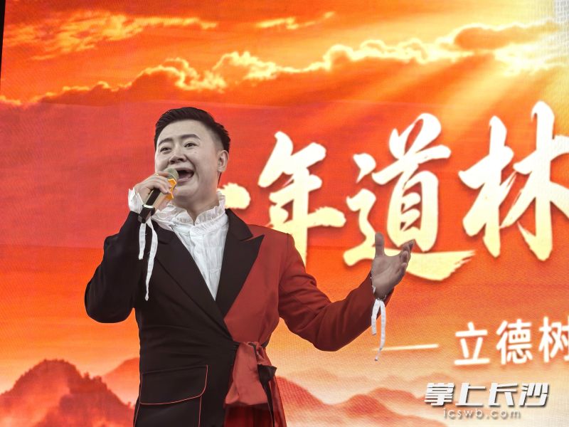 本土歌手欧尧顺采用男女双声切换演绎《长大后我就成了你》。