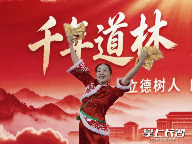 身着传统服饰的喻楠楠老师，跳起红火热闹的东北大秧歌。 均为长沙晚报全媒体记者张禹摄