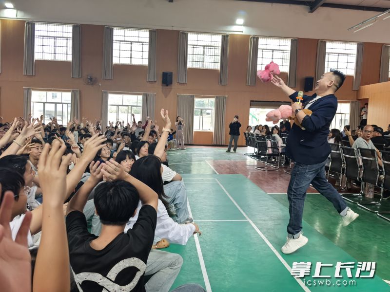 送娃娃环节将现场氛围推向高潮。