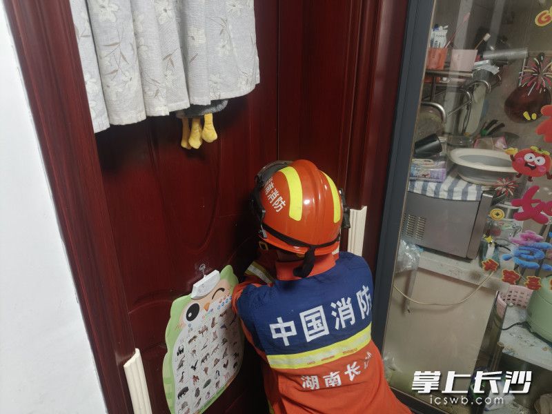 消防员在处置故障房门。