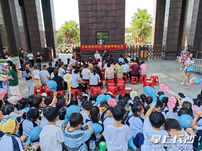 消防进小区共护平安。  长沙晚报 通讯员 王磊 摄