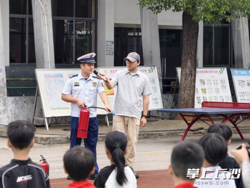 雨花消防给学生上消防安全课。 长沙晚报 通讯员 时小尧 摄
