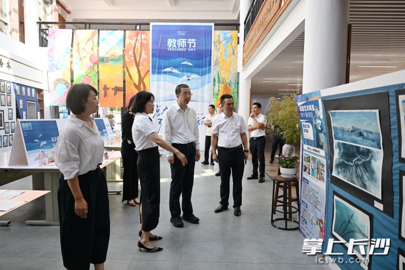 在湖南师大附中博才实验中学（天顶校区）看望慰问一线教师代表并了解教育教学等情况。均为湘江早报全媒体记者 张圣贺 摄