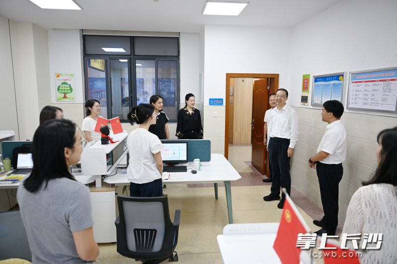 在雷锋新城实验小学看望慰问教师代表并了解学校智能教育应用、特色课程教学等情况。