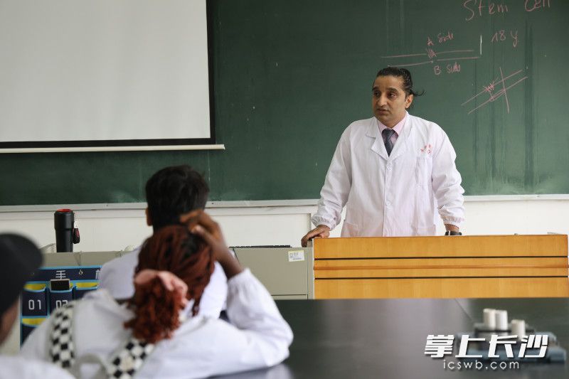 大山老师正在给留学生们上课。