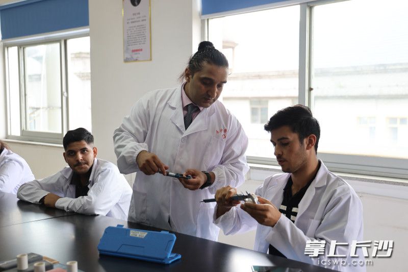 大山老师指导学生实验。