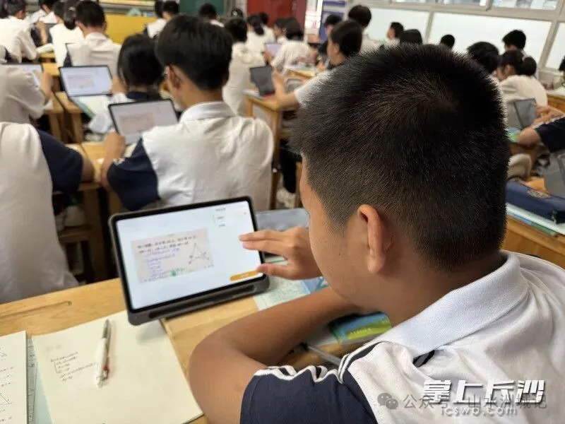 麓山国际实验学校的课堂，数智已成为师生提升效率的助手。长沙晚报通讯员 唐婉欣 摄