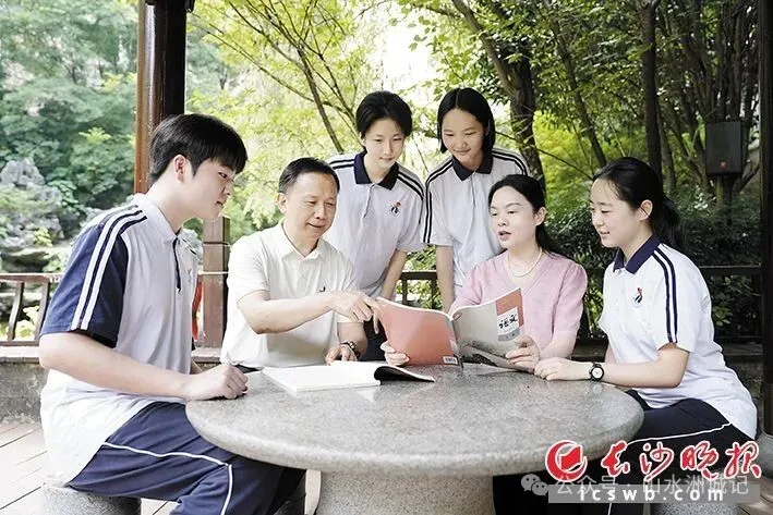 技术为内向的孩子搭建了一座沟通的桥梁，让教育关怀能更精准地触达每一个心灵。冯启阳 摄