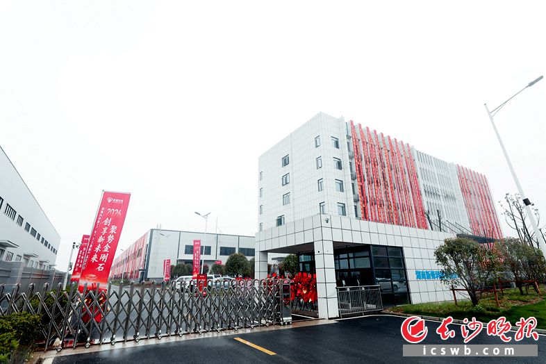 短短一年时间，新锋科技2.1万平方米现代化智能厂房就拔地而起。长沙晚报全媒体记者 张禹 通讯员 李向 摄影报道