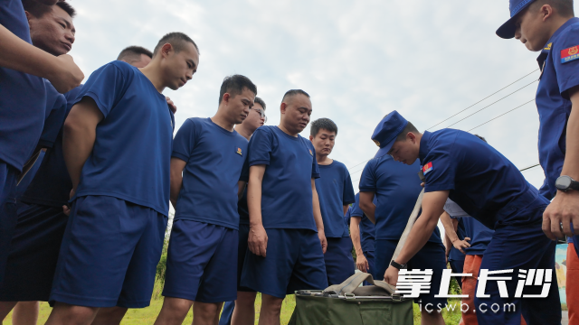 应急队员认真学习。