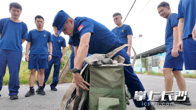 长沙县2026年森林防灭火救援队伍实测实训在果园镇开训。 均为长沙晚报全媒体记者 舒元臻 摄