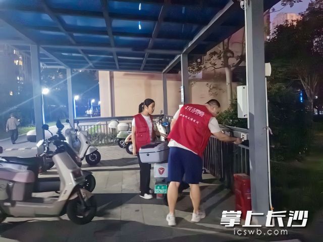 工作人员正在巡查。