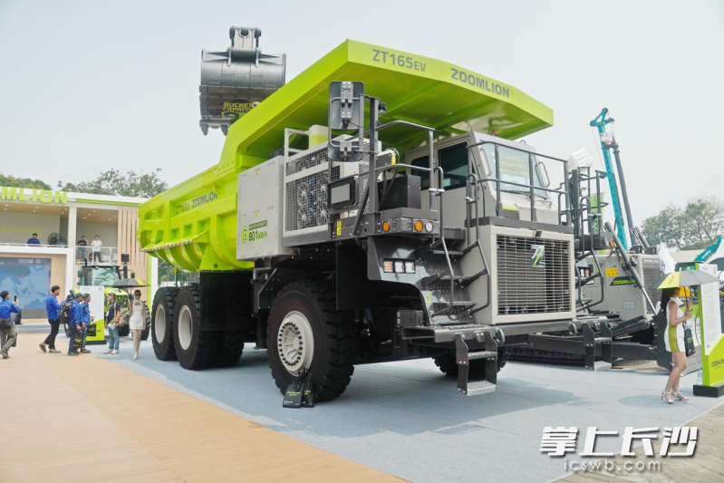 中联重科新能源矿用自卸车新品ZT165EV。 均为长沙晚报通讯员 杨牧意 供图 中联重科新能源矿用自卸车新品ZT165EV。 均为长沙晚报通讯员 杨牧意 供图