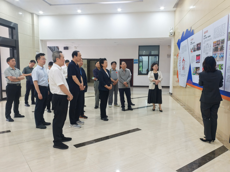 河南省关工委主任赵素萍一行在长郡斑马湖中学考察。通讯员供图