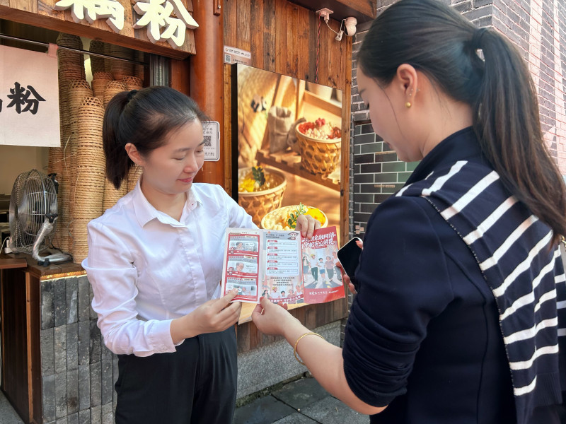 工作人员向市民宣传消保知识。通讯员供图