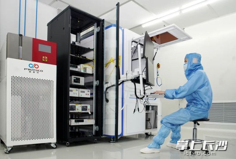 工作人员正在测试刚接收到的光子芯片晶圆。除署名外，均为受访者供图