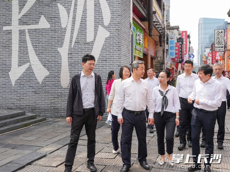 陈竞在太平老街调研。