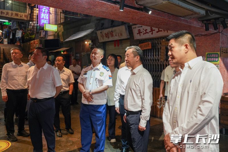 9月11日，副省长、市委书记陈竞调研长沙五一商圈综合治理工作，来到文和友（海信广场店）。