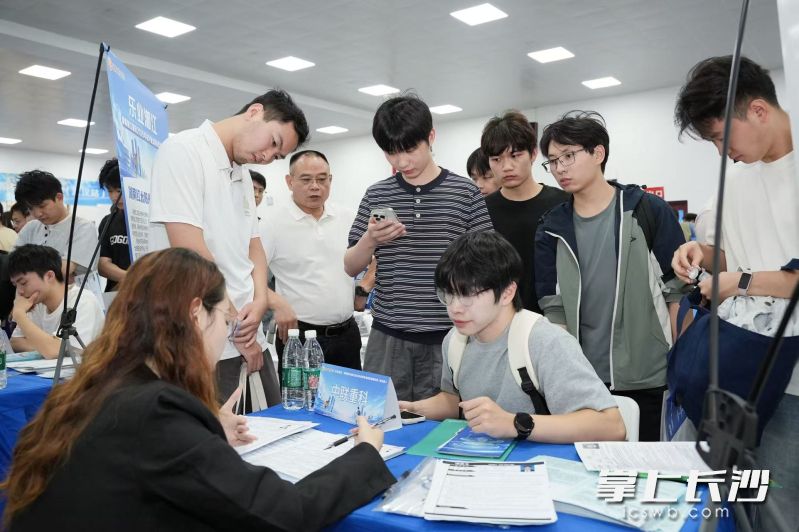 现场人头攒动,企业展位前排起长队。 现场人头攒动,企业展位前排起长队。