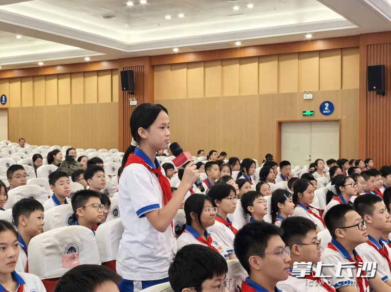 戍边官兵与现场学生云端连线。