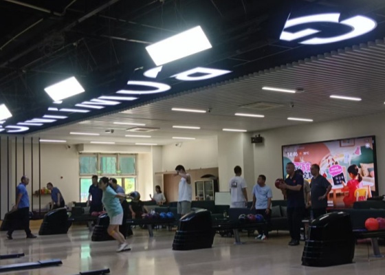 市民在整洁明亮的球道上挥杆体验运动乐趣。