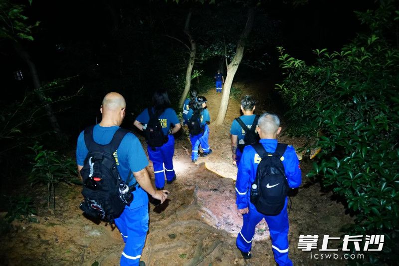 长沙市蓝天救援队在夜训中。 均为长沙晚报通讯员 曾劲玉 供图