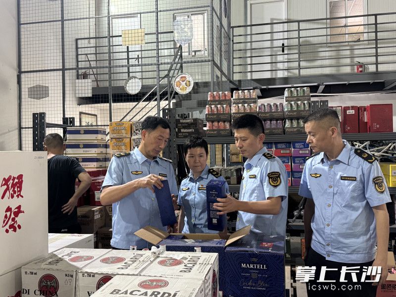 洋酒市场整治现场。长沙晚报通讯员 郑侃 供图