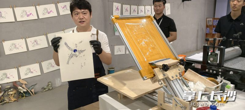 周健现场创作版画。长沙晚报全媒体记者 肖舞  摄