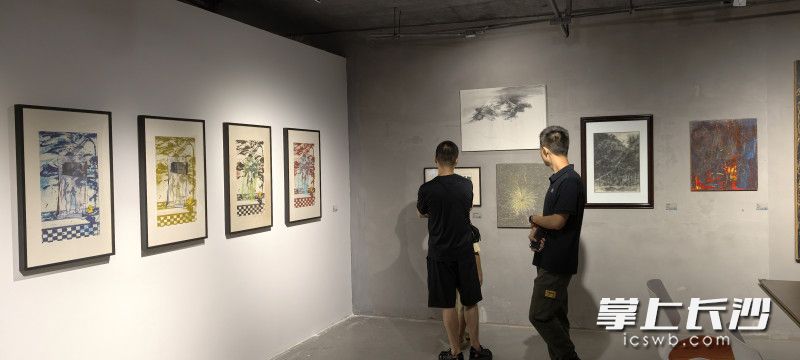 观众欣赏版画。长沙晚报全媒体记者 肖舞  摄