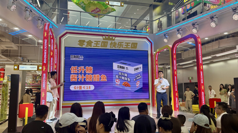 湖南童记三利和路演代表伍美俊在台上推介产品。长沙晚报全媒体记者 佘倩文 摄