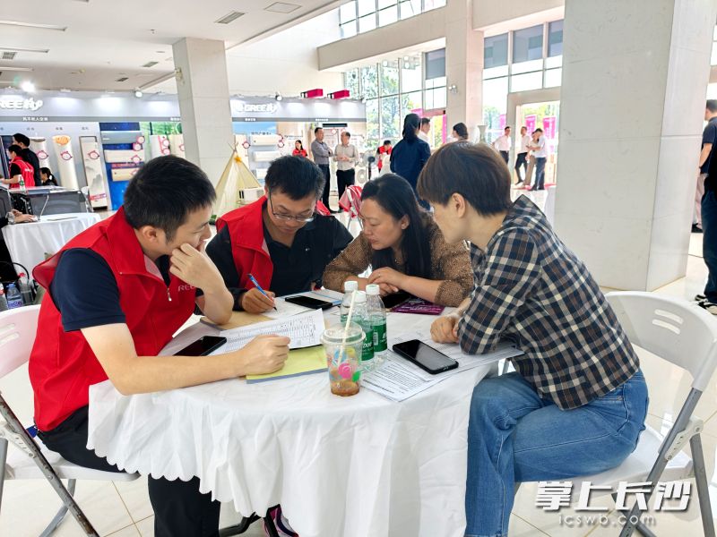 职工特购会吸引了众多宁乡消费者前来选购。均为长沙晚报全媒体记者 张禹 通讯员 王娜 摄影报道