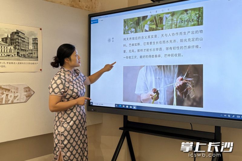 浏阳夏布非遗代表性传承人梁定华正在教学。