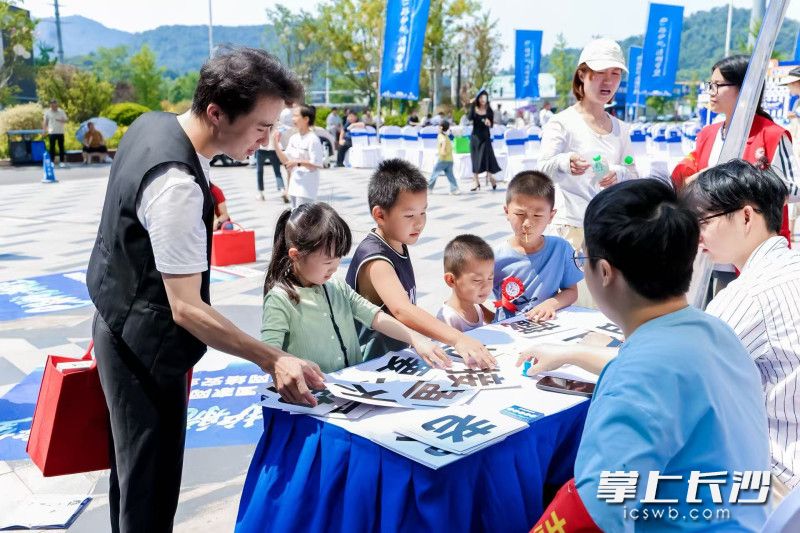 居民带着孩子在参加闯关游戏。